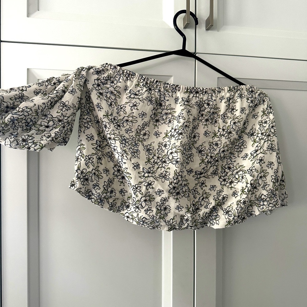 2/$40✨ BNWT Adorable floral off the shoulder top​​
